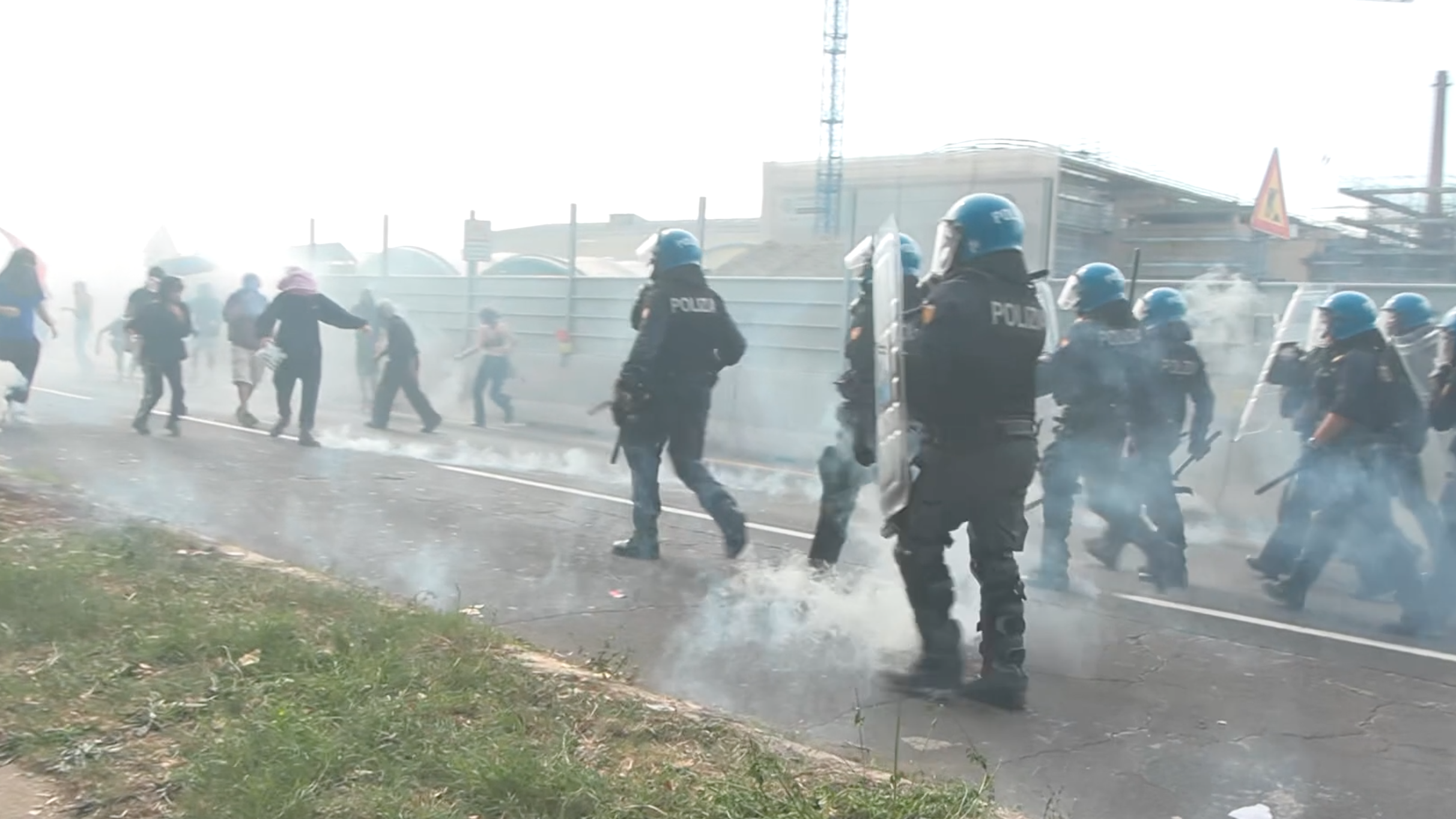 Sciopero per Gaza, cariche della polizia e lanci di lacrimogeni a Bologna: otto manifestanti fermati