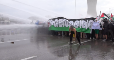 Copertina di Sciopero per Gaza, a Venezia la polizia usa gli idranti per bloccare i manifestanti all’ingresso del porto