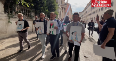 Copertina di Preti contro il genocidio, il corteo a Roma: “Ci mettiamo la faccia, la Chiesa è lenta, ma arriva”