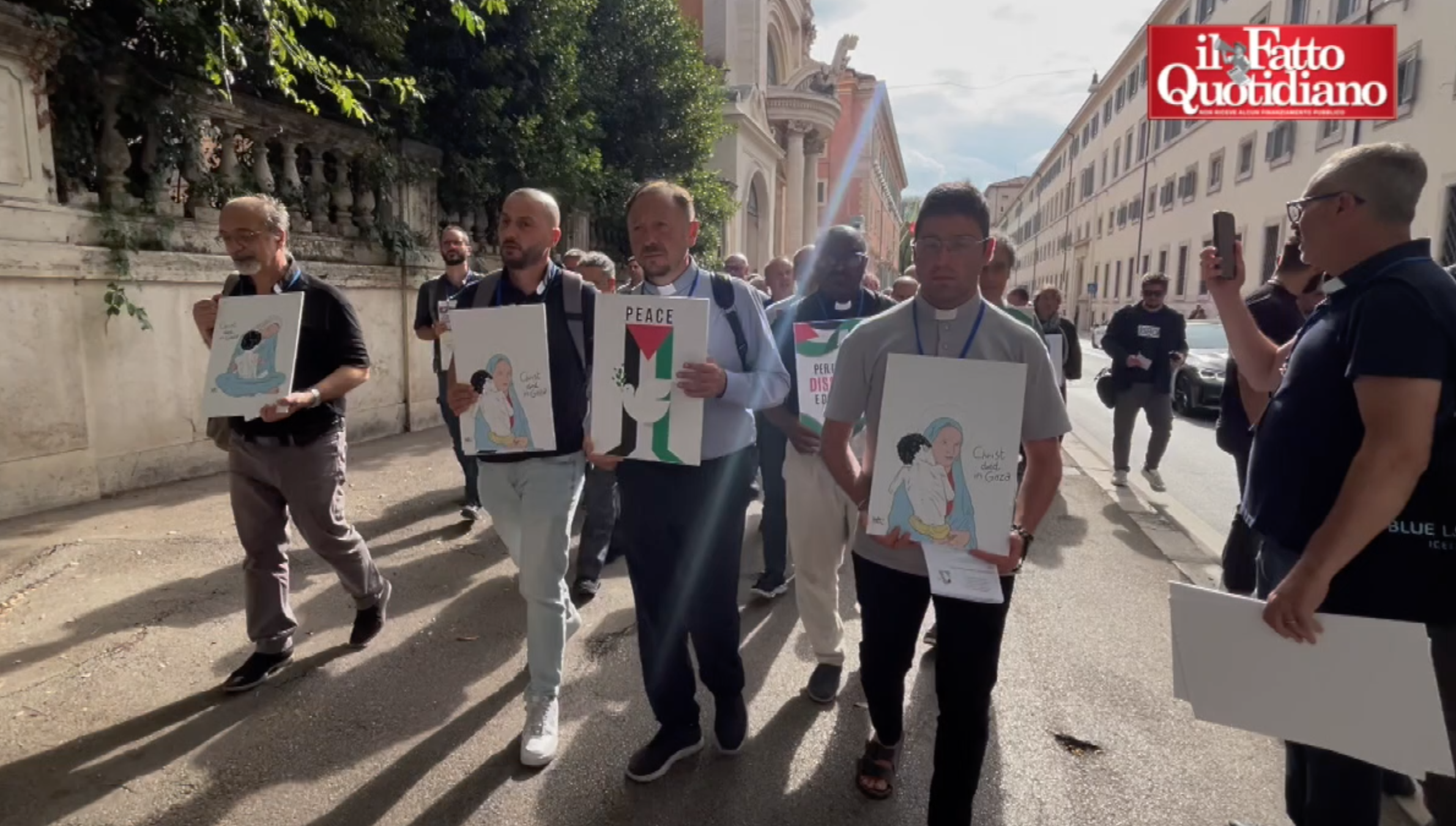 Preti contro il genocidio, il corteo a Roma: “Ci mettiamo la faccia, la Chiesa è lenta, ma arriva” Preti contro il genocidio, il corteo a Roma: “Ci mettiamo la faccia, la Chiesa è lenta, ma arriva”