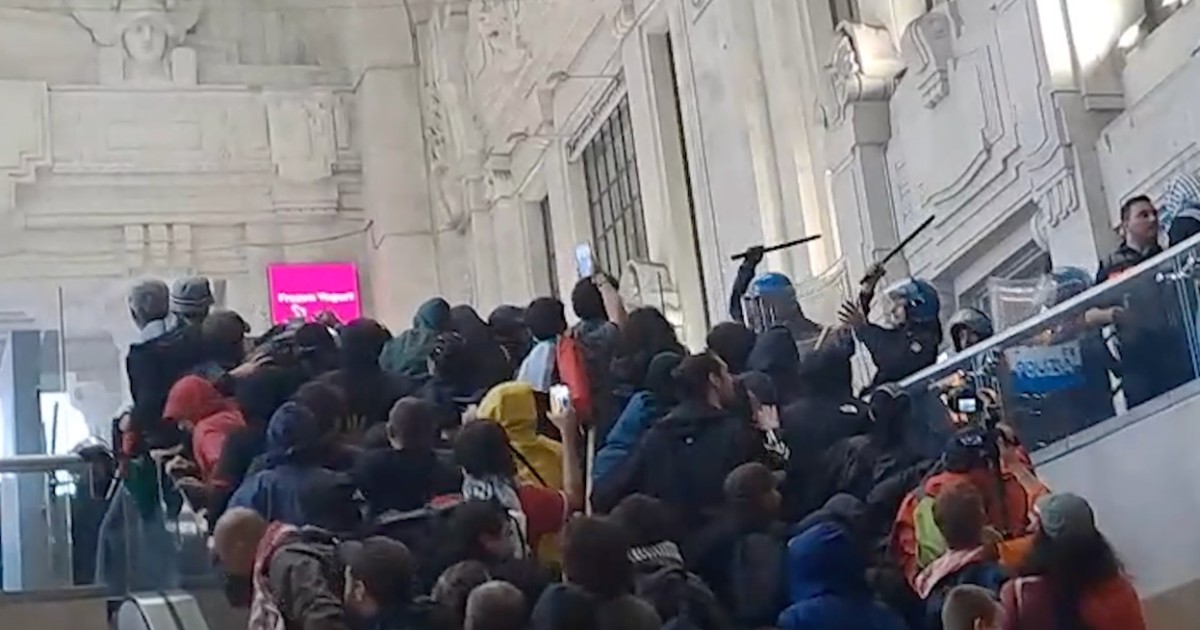 corteo per gaza a milano le immagini dell8217inizio degli scontri alla stazione centrale