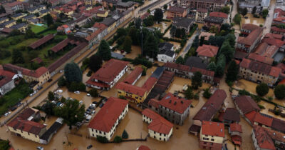 Copertina di Alluvione a Meda, allagamenti e auto sommerse dall’acqua: le impressionanti immagini dall’alto