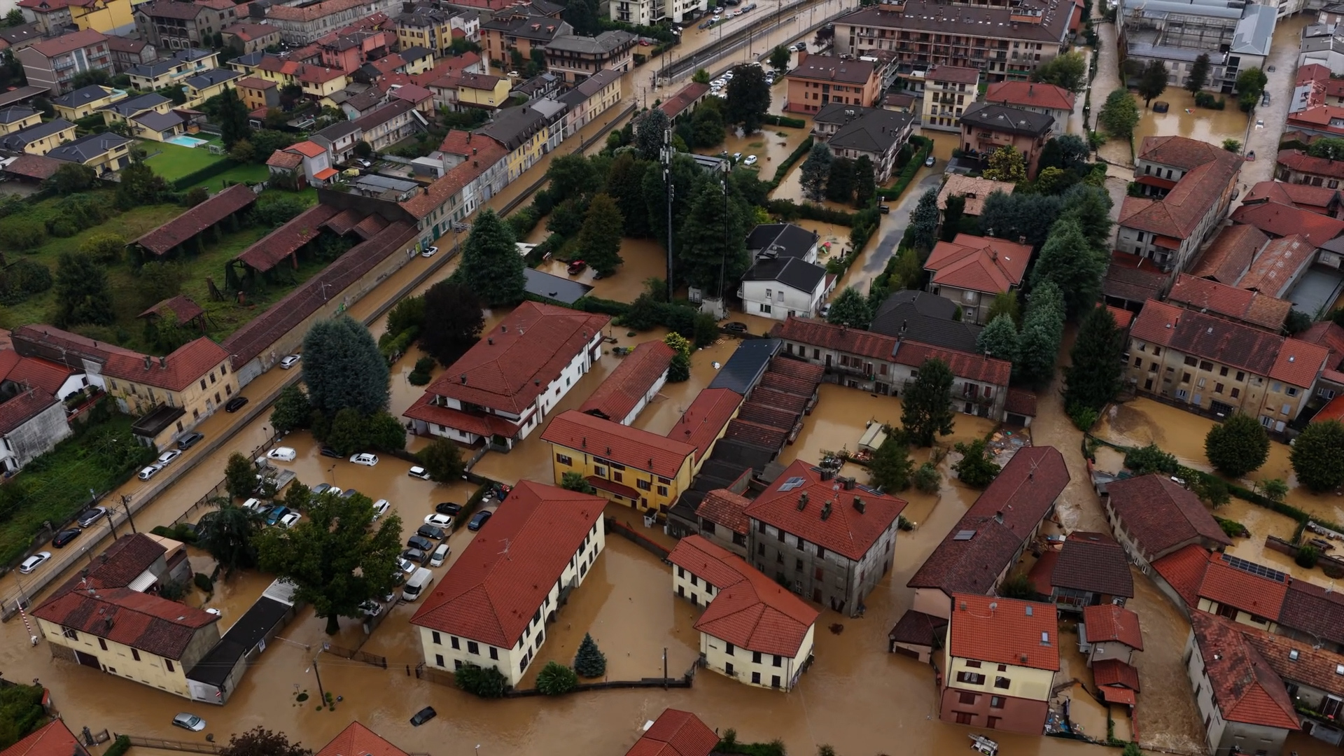 Alluvione a Meda, allagamenti e auto sommerse dall’acqua: le impressionanti immagini dall’alto Alluvione a Meda, allagamenti e auto sommerse dall’acqua: le impressionanti immagini dall’alto