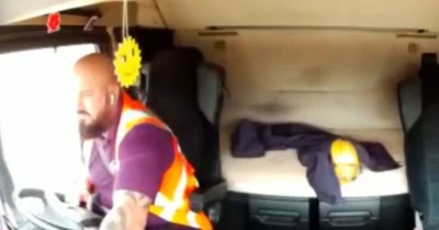 Copertina di “Stava guardando le foto di donne nude mentre guidava”: camionista travolge e uccide un 46enne. La rabbia della figlia della vittima: “Sapevi di poter uccidere”