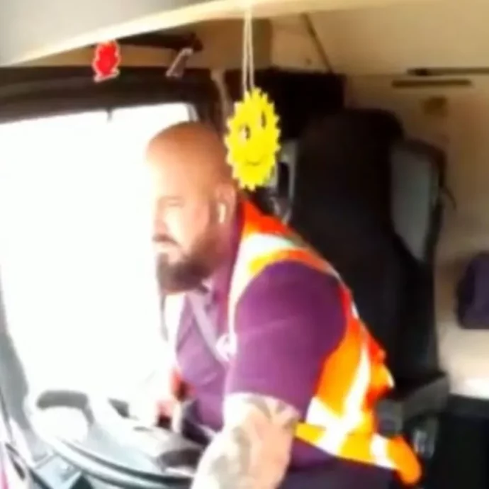 “Stava guardando le foto di donne nude mentre guidava”: camionista travolge e uccide un 46enne. La rabbia della figlia della vittima: “Sapevi di poter uccidere”