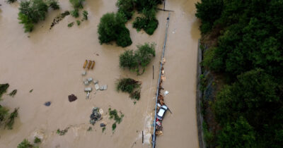 Copertina di Alluvione nel savonese, esondato il Bormida: strade allagate a auto travolte dall’acqua – Video