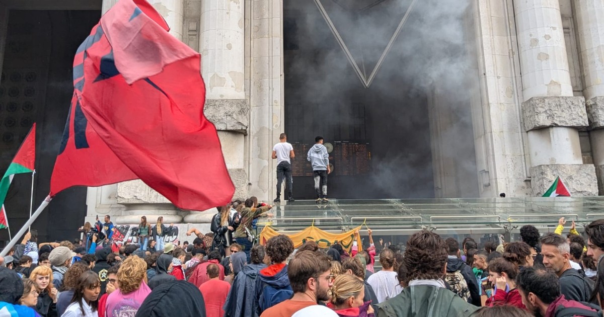 Corteo per Gaza a Milano, caos in Stazione Centrale: manganellate della polizia, lacrimogeni e turisti in fuga Corteo per Gaza a Milano, caos in Stazione Centrale: manganellate della polizia, lacrimogeni e turisti in fuga