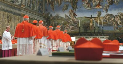 Copertina di Le due lettere di Francesco: “Becciu fuori dal Conclave”