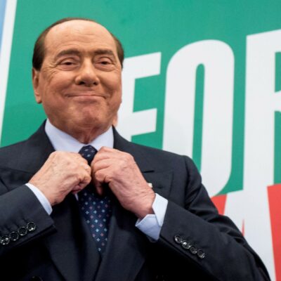 Copertina di FdI va a testa bassa su “Mafia e Appalti”. Su Berlusconi invece fa finta di niente