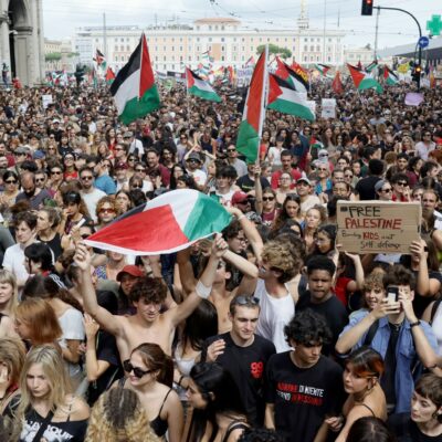 Copertina di Marea pacifica per i palestinesi. Ma la destra si scatena su Milano