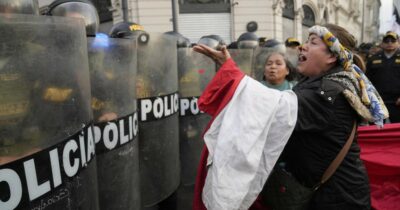 Copertina di In Perù la “Gen Z” contro la riforma delle pensioni. E l’85% dei cittadini si vergogna della corruzione e dei politici