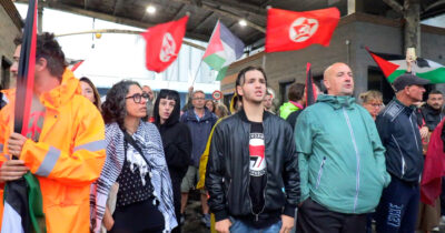 Copertina di Sciopero generale per Gaza, bloccato il porto di Livorno: cori con Bella Ciao e bandiere della Palestina – Video