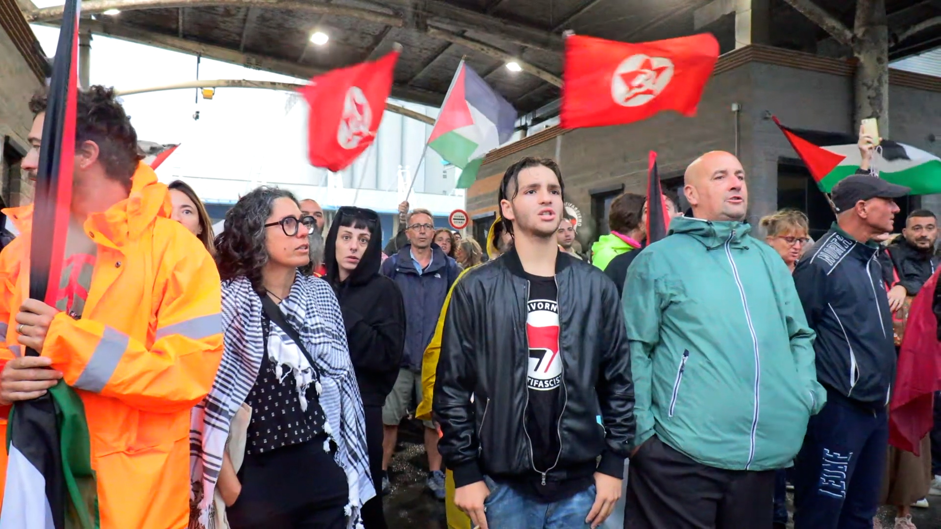 sciopero generale per gaza bloccato il porto di livorno cori con bella ciao e bandiere della palestina 8211 video