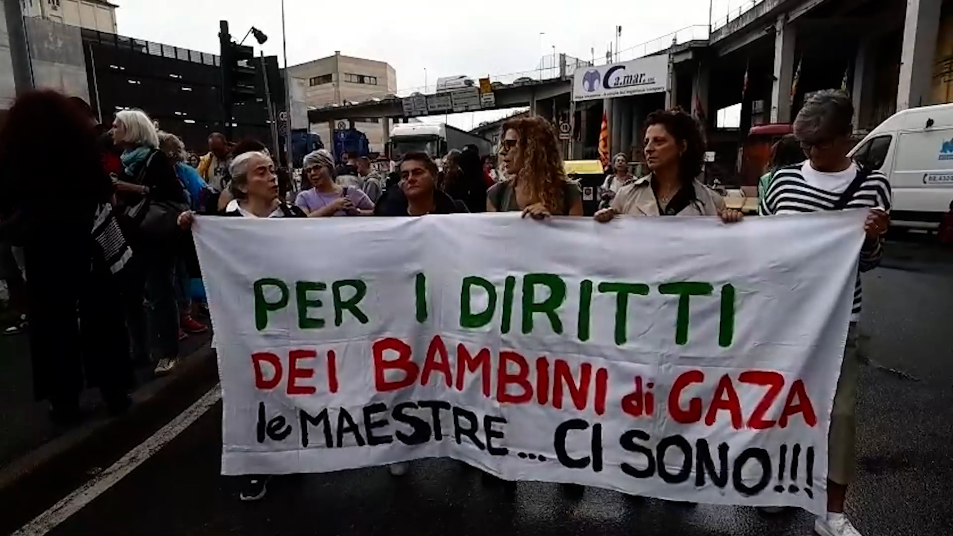 Sciopero per Gaza a Genova, bloccati i varchi del porto: “Basta genocidio” – Video