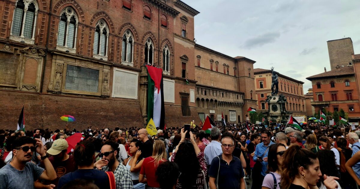 sciopero per gaza ventimila a venezia verso il porto a milano e genova la pioggia non ferma i cortei di studenti e lavoratori