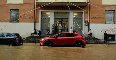 Copertina di Nubifragio a Milano, studenti delle elementari e medie bloccati per ore a scuola per l’esondazione del Seveso – Video