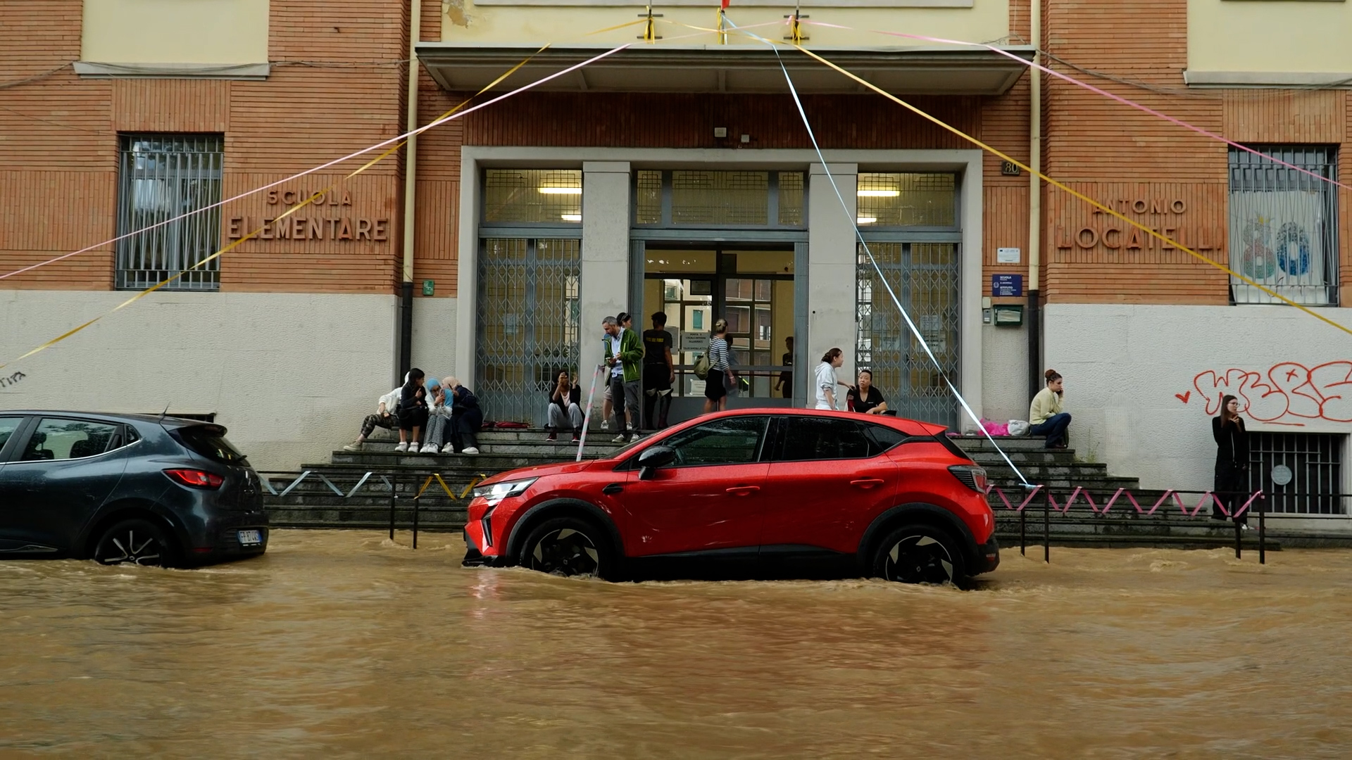 nubifragio a milano studenti delle elementari e medie bloccati per ore a scuola per l8217esondazione del seveso 8211 video