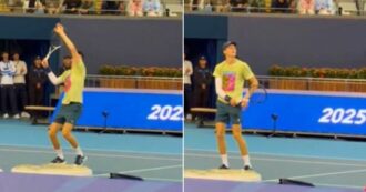 Copertina di Magia di Sinner in allenamento: il pubblico fa “ooo” e si diverte, lui esulta ironicamente | Il video diventato virale