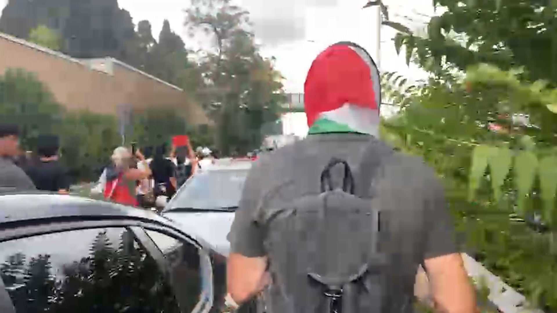 Sciopero per Gaza, a Roma bloccata la tangenziale. E gli automobilisti suonano il clacson in solidarietà Sciopero per Gaza, a Roma bloccata la tangenziale. E gli automobilisti suonano il clacson in solidarietà