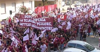 Copertina di “Urbano Cairo devi vendere, vattene”: la rabbia dei tifosi esplode nelle strade di Torino | Il video del corteo