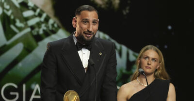 Copertina di Donnarumma, premio e polemica sul palco del Pallone d’Oro: ringrazia (quasi) tutti. E Buffon gli dà uno schiaffetto
