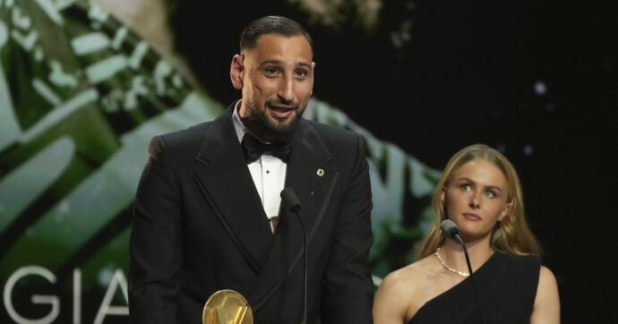 Donnarumma, premio e polemica sul palco del Pallone d’Oro: ringrazia (quasi) tutti. E Buffon gli dà uno schiaffetto