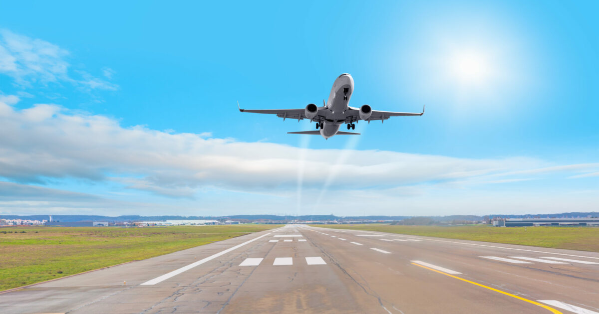“Disastro evitato per soli tre metri, i piloti erano sotto choc”: aereo sbaglia la pista di atterraggio e sfiora la collisione con un altro volo pronto a decollare