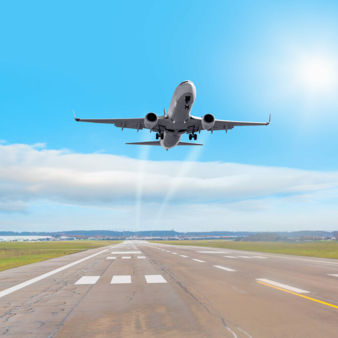 “Disastro evitato per soli tre metri, i piloti erano sotto choc”: aereo sbaglia la pista di atterraggio e sfiora la collisione con un altro volo pronto a decollare