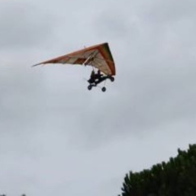 Il deltaplano sul corteo per Gaza sui giornali diventa “apologia del 7 ottobre”. La vera storia: “Era un gesto di pace”