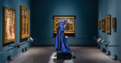 Copertina di “All’inizio non voleva, non si sentiva all’altezza di stare accanto a Mantegna o Piero Della Francesca”: Giorgio Armani in mostra a Brera. 50 anni di moda fra i capolavori dell’arte