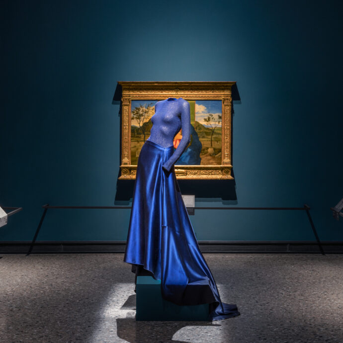 “All’inizio non voleva, non si sentiva all’altezza di stare accanto a Mantegna o Piero Della Francesca”: Giorgio Armani in mostra a Brera. 50 anni di moda fra i capolavori dell’arte