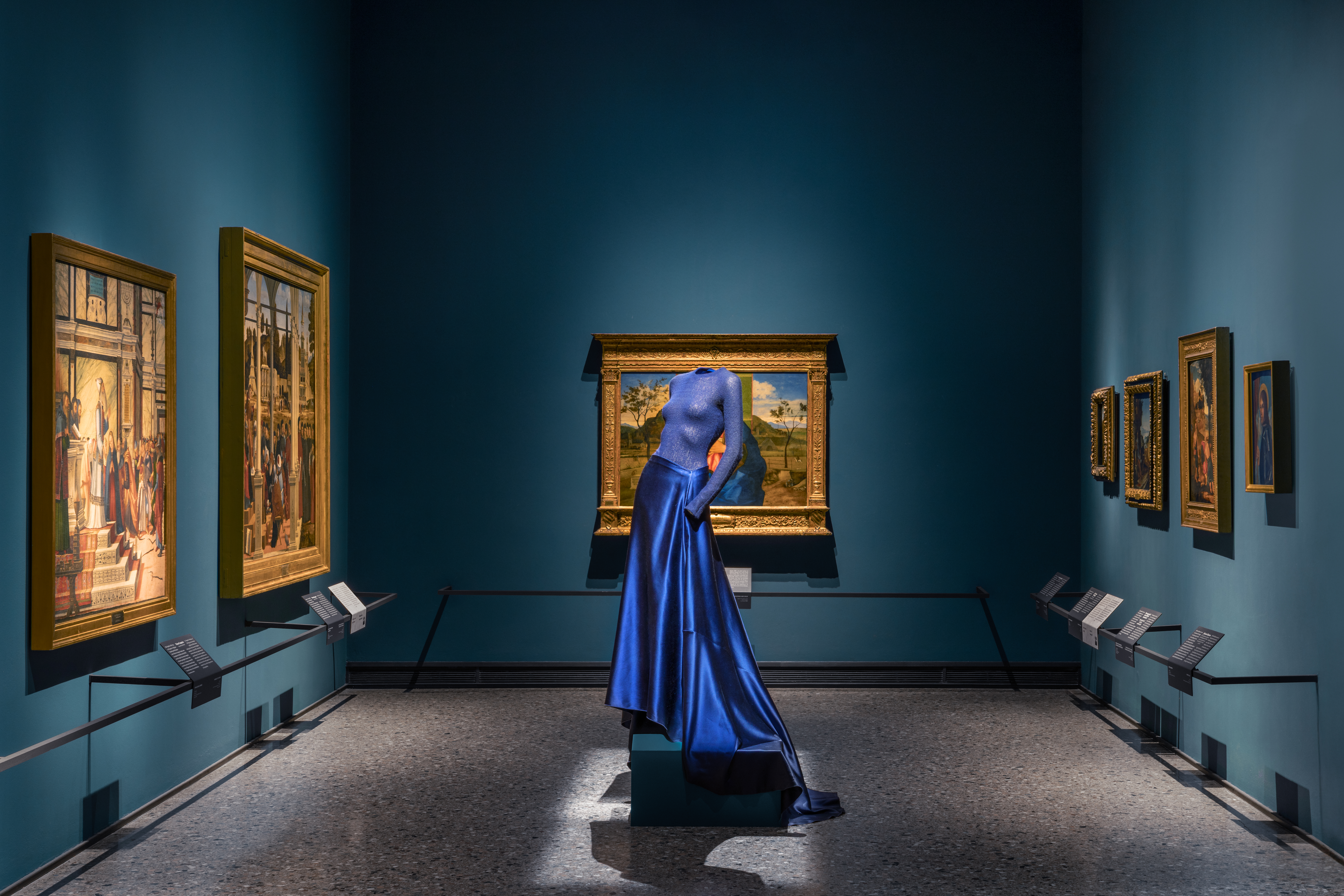 “All’inizio non voleva, non si sentiva all’altezza di stare accanto a Mantegna o Piero Della Francesca”: Giorgio Armani in mostra a Brera. 50 anni di moda fra i capolavori dell’arte