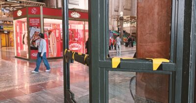 Copertina di “Milano distrutta dalla guerriglia” come raccontano giornali e tv? Il giorno dopo alla stazione Centrale è tutto normale, mancano solo i vetri a due portoni