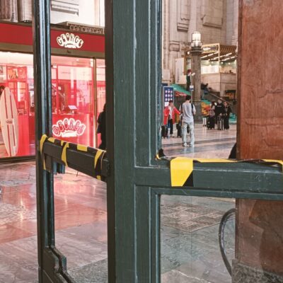 Copertina di “Milano distrutta dalla guerriglia” come raccontano giornali e tv? Il giorno dopo alla stazione Centrale è tutto normale, mancano solo i vetri a due portoni