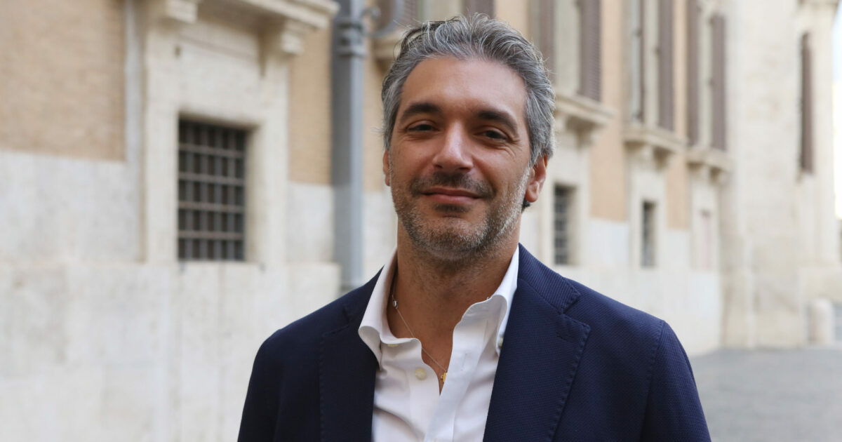 il deputato di fdi luca cannata 232 indagato per approvazione indebita e falso ideologico la procura smentisce