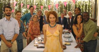 Copertina di “La famiglia allargata? È all’ordine del giorno. Vuol dire solidarietà e creare rete, accade nei quartieri di Roma. Va tutelata”: così Cristiana Capotondi e Lucia Mascino