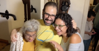 Copertina di In Egitto liberato l’attivista Alaa Abdel Fattah: l’abbraccio della famiglia