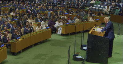 Copertina di Trump attacca l’Onu sui migranti: “Dovrebbe fermare le invasioni, non finanziarle. L’Europa è piena, andrà all’inferno”