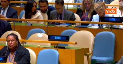 Copertina di L’Assemblea Onu parla del riconoscimento della Palestina: la sedia di Israele rimane vuota – Video
