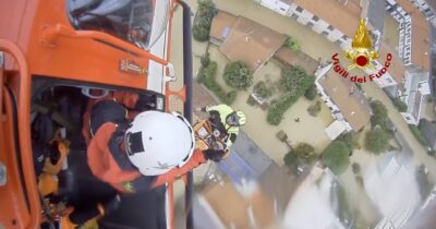 Copertina di Nubifragio in Brianza, madre e figlia di dieci mesi bloccate sul tetto dell’auto e salvate dall’elisoccorso – Video