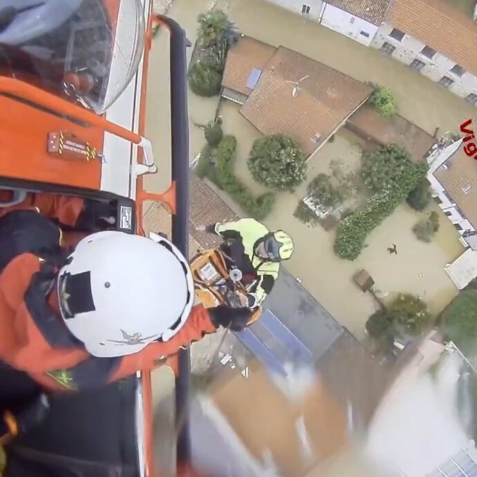 Nubifragio in Brianza, madre e figlia di dieci mesi bloccate sul tetto dell’auto e salvate dall’elisoccorso – Video