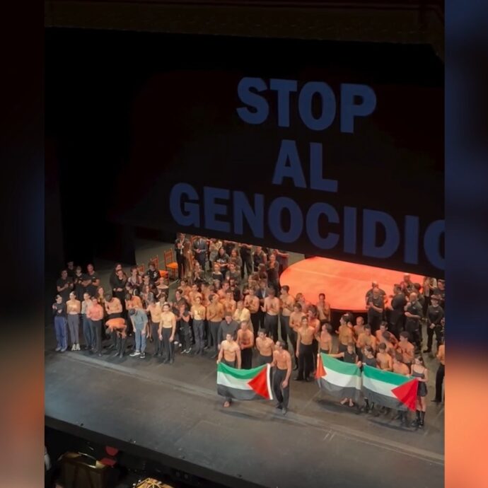 Roberto Bolle con la bandiera della Palestina, sul palco della Scala il messaggio: “Stop al genocidio” – Video