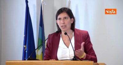 Copertina di Schlein: “Meloni condanna le violenze di Milano ma non dice nulla sui crimini di Netanyahu a Gaza” – Video