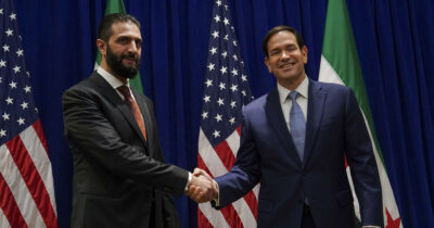 Copertina di Il jihadista in doppio petto Sharaa, intervistato dall’ex capo della Cia Petraeus, rivela i crucci principali della sua Siria: i curdi e Israele