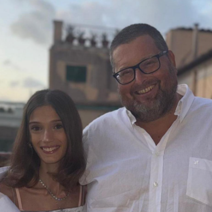 “Me lo chiedete, ve lo dico: peso 175 kg. Obiettivo perderne 48 prima di Natale… Faccio questo in tandem con mia figlia che combatte l’anoressia”: parla Mario Adinolfi