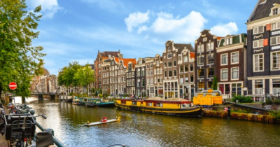Copertina di Troppi turisti, arriva la causa al consiglio comunale: residenti di Amsterdam chiedono nuove misure