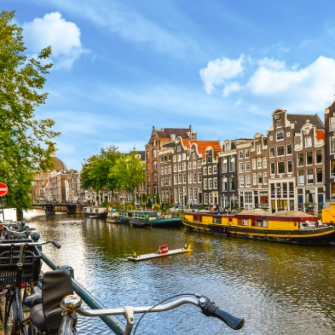 Troppi turisti, arriva la causa al consiglio comunale: residenti di Amsterdam chiedono nuove misure