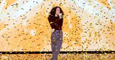 Copertina di Il vincitore di “Italia’s Got Talent” 2022 minacciato e aggredito con una pietra da un amico di 16 anni (poi arrestato): “Voleva rapinarlo di 5mila euro”. La storia di Antonio Vaglica