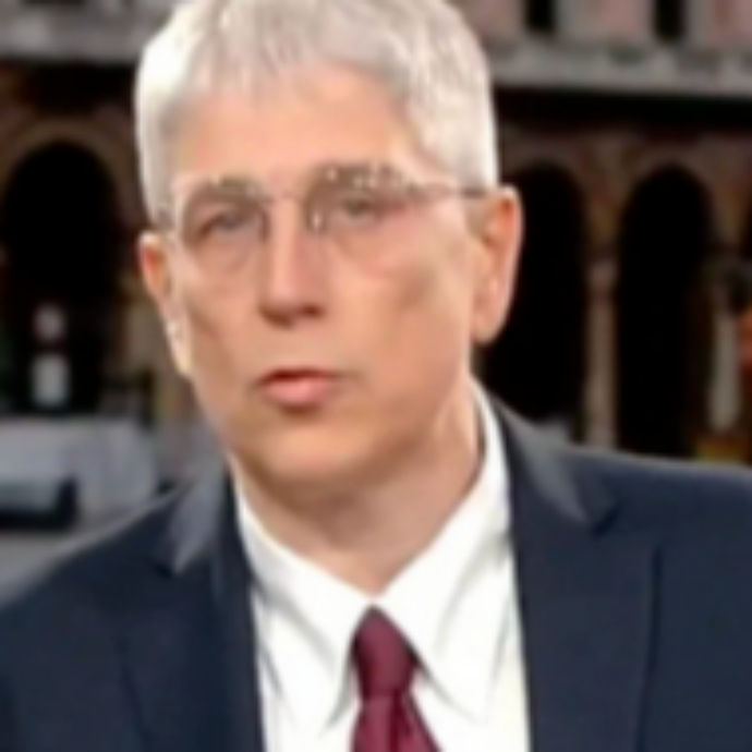 Mario Giordano appare a sorpresa alla conduzione di 4 di Sera al posto di Paolo Del Debbio: “Sono imbottigliato in questo cacchio di traffico”