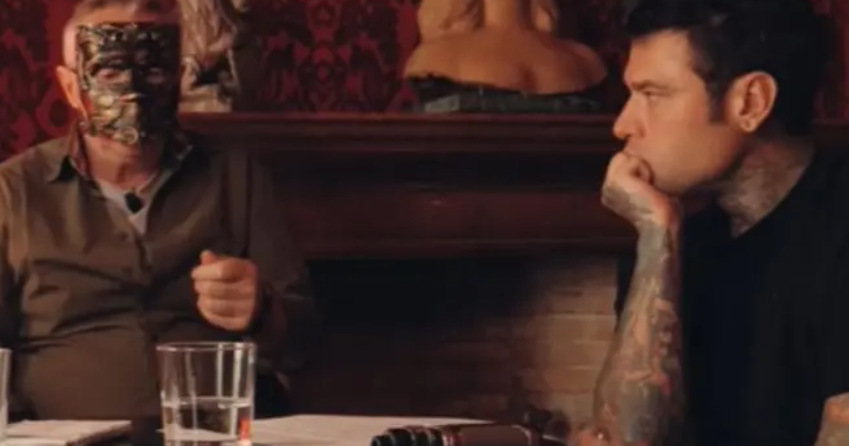 Fedez e Mr.Marra intervistano Felice Maniero (che indossa una maschera da carnevale veneziano): “Le evasioni? Le rifarei subito se capitasse. Il pathos che ti danno non ha eguali…”